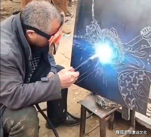 农民工用电焊画齐天大圣,先绘画再加电焊,创意可以当设计师了