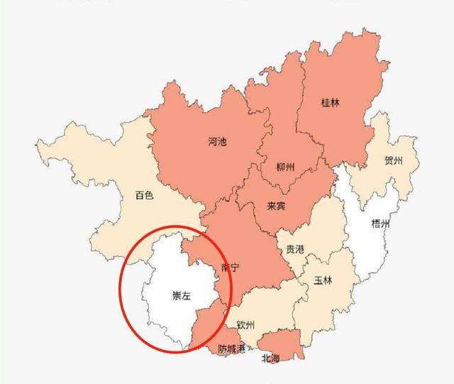 广西崇左市地势大致呈西北及西南略高,向东倾斜,地处北回归线以南,属
