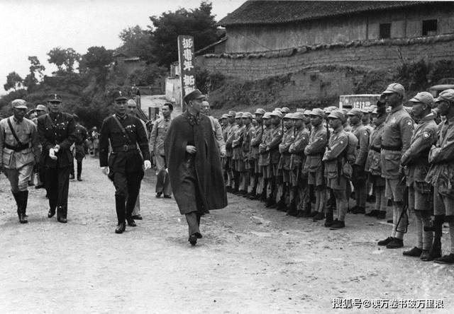 1949年1月21日,蒋介石在南京宣布第三次下野,与其较量了半辈子的新