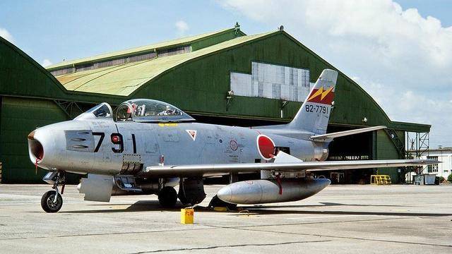 1983年驻筑城基地的日本空中自卫队f86"佩刀"战斗机.