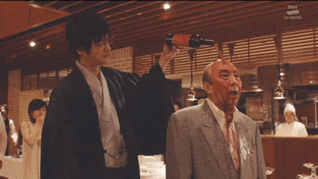 领导享受的表情也不禁让人陷入沉思.