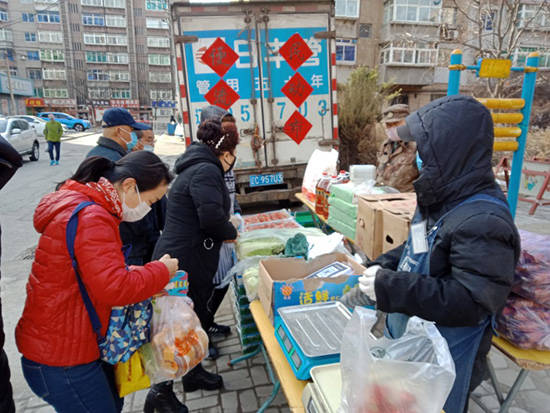 春节期间陆续开通了流动超市,网上购物,社区代购,电话预约"四个服务"