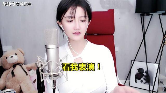 古阿扎挑战腐团儿 cos五杀键盘手,穿上衣服后却发现尺寸小了