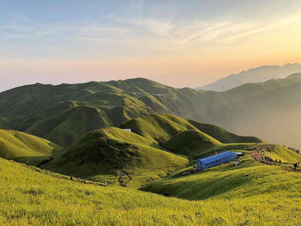 各地景区逐渐开放了,黄山景区仅一个游客,而武功山游客爆满