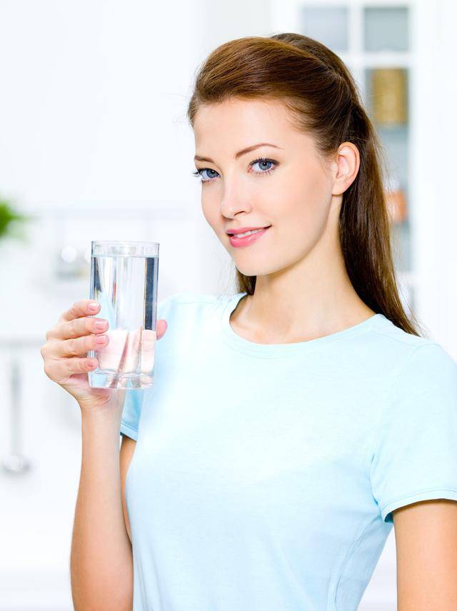 喝水减肥法:学会正确喝水方法,30天让你暴瘦5斤