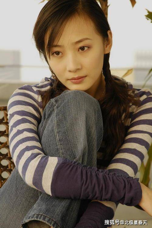 长相清纯的曲栅栅受到观众的喜爱,也不断证明了自己的演技实力.