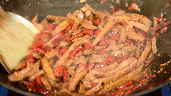 开始是浓郁微甜的香葱油,而后是淡淡花椒的麻感,我这个咸甜口很喜欢