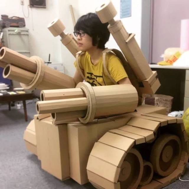 艺趣|超硬核!女大学生用纸板做出坦克大炮,变废为宝!