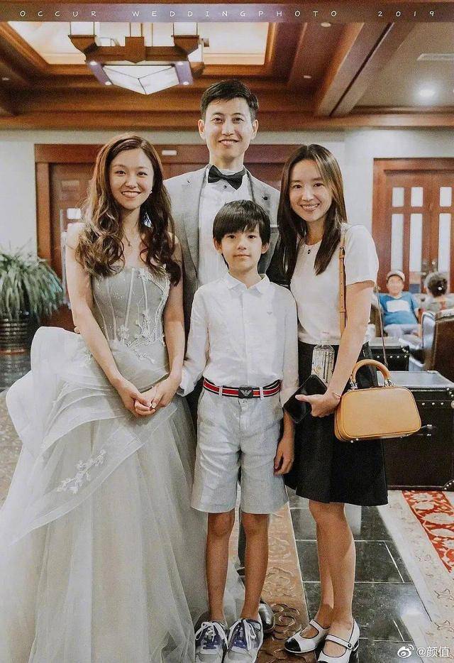 王艳儿子长大抽条了,五官优越有点像陈飞宇,但曹颖儿子眼神赢了