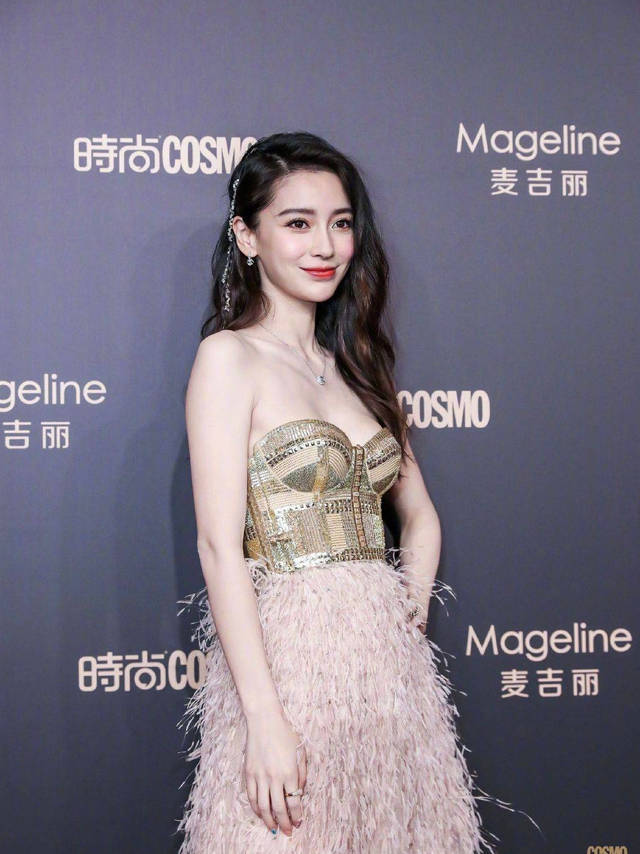 angelababy时尚盛典,angelababy时尚美丽 angelababy以一身金属感抹胸长裙现身时髦盛典,复古中透着满满的公主