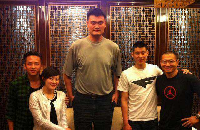 和姚明合照,最聪明不过杨幂,最后一张太搞笑