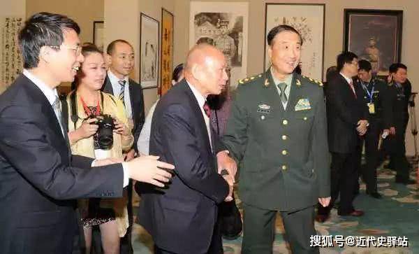 这位中将曾任军区副司令员,父亲是军委副主席,岳父是开国少将