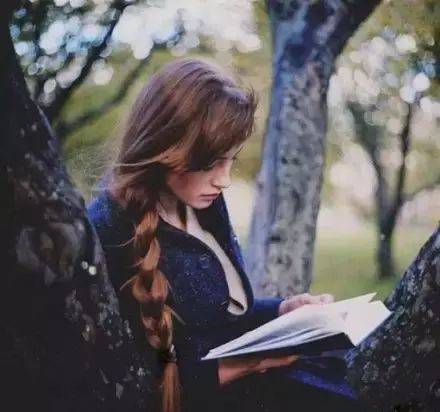 我喜欢爱读书的女人. 书不是胭脂,却会使女人心颜常驻.