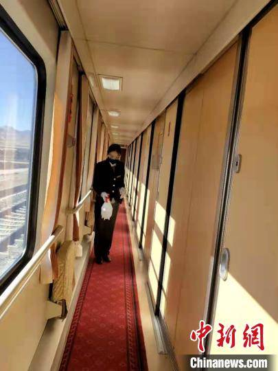 青藏集团有限公司西宁客运段沪藏车队乘务组一直忙碌在z165/6次列车上