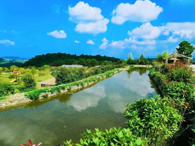 高碑田园旅游景区位于施秉县甘溪乡,距施秉县城14公里,致力于打造"春