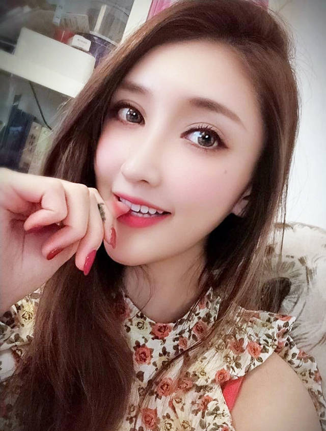 明星360台湾超美展场模特哈霓萱逆天长腿陆上美人鱼