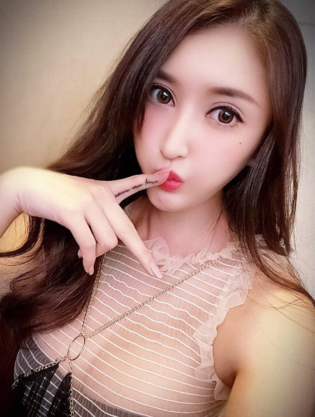 明星360台湾超美展场模特哈霓萱逆天长腿陆上美人鱼