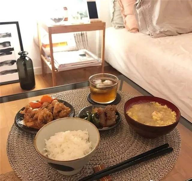 小姐姐晒22平米单身公寓生活…一个人在异乡也可以好好吃饭好好过!
