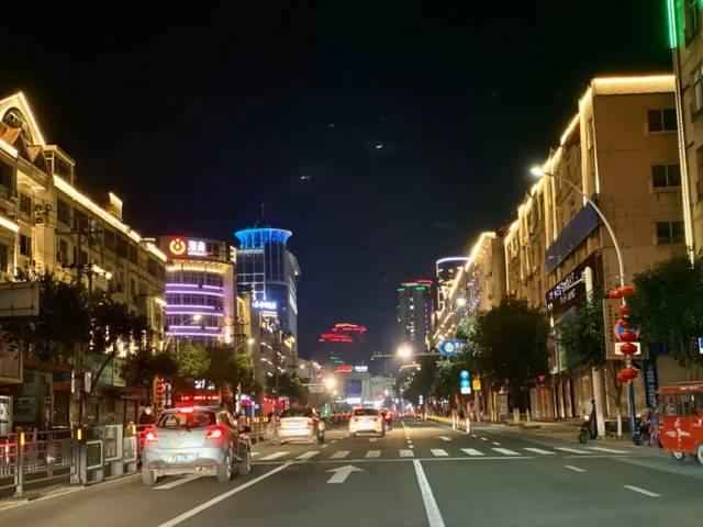 疫情期间,在天台有一种流行叫"车上拍夜景"!
