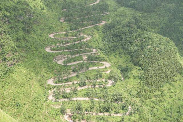 原创贵州最"恐怖"公路之一,山路崎岖有二十四个弯,你敢在此开车吗