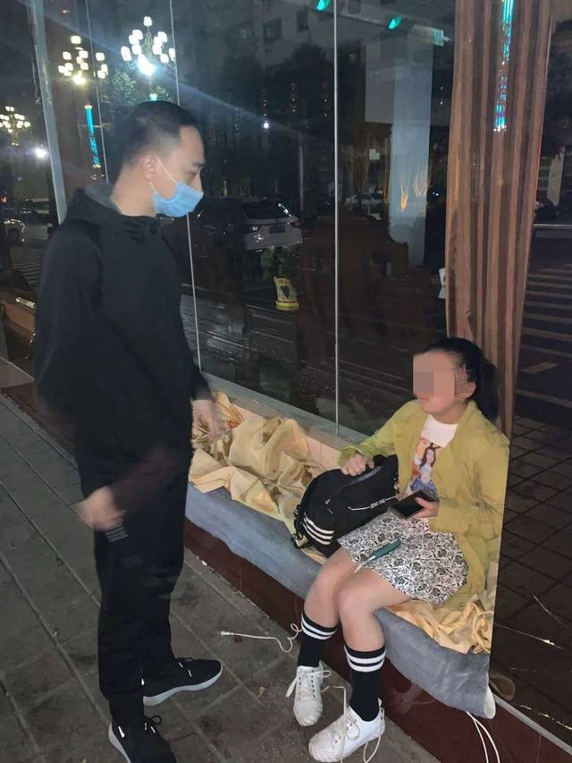 梅州15岁少女盗窃15000元被抓.