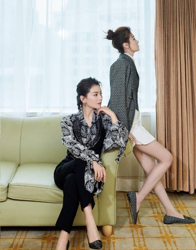 刘涛,乔欣久违同框,乔欣秀美腿刘涛气质不输