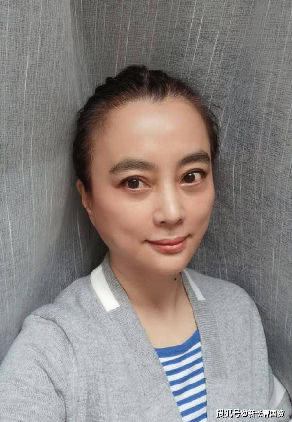 57岁李玲玉素颜近照曝光,皮肤白皙细腻,端庄漂亮气质好