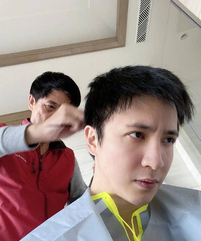 薛之谦理发鬓角被老爸剪秃,各种方法补救靠颜值硬撑