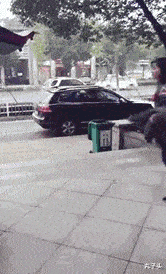 「搞笑gif」当女生也开始高估自己的能力时,这算是马路杀手吗?