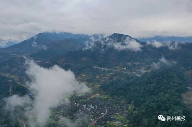 一场春雨后,黔东南苗族侗族自治州从江县谷坪乡留架侗寨云雾升腾,村寨