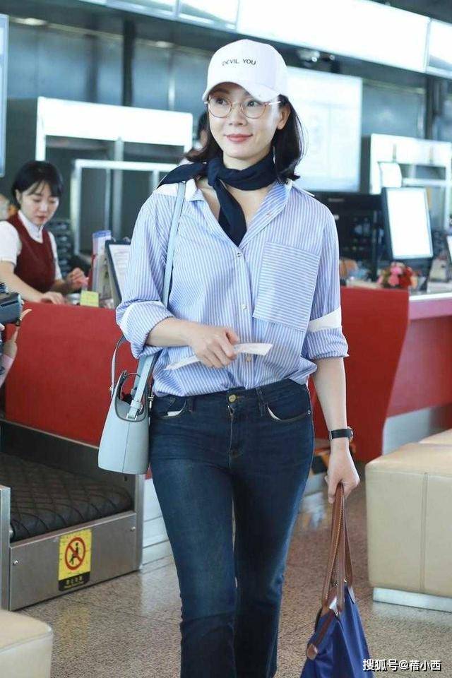 陈数又素颜走机场,穿条纹衬衫配牛仔裤,绑丝巾 戴棒球
