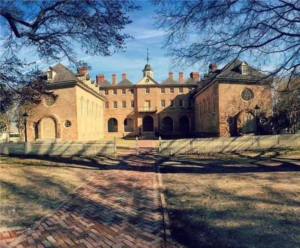 全美最老的教学楼叫做 the wren building,三次大火都没烧完,现仍在