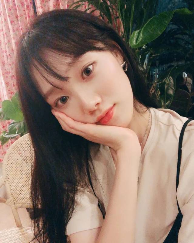 这碗饭的 私照张张都美,拍大片也很少失手 简单的几连拍都超有质感 我