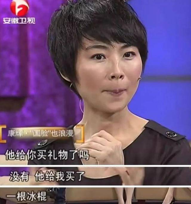 分别之时,康辉把刘雅洁送到公交车站,刘雅洁上车后想和他挥挥手,发现