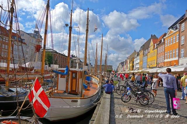 漫步在满是300年历史彩色中世纪老屋的哥本哈根新港码