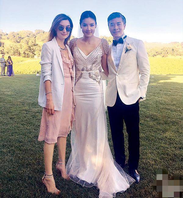 乐基儿丈夫罕见露面,他坐妻子大腿上秀恩爱,像是对儿子宣示主权