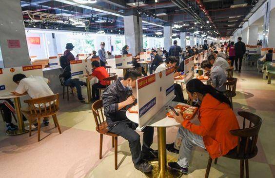 "贯彻到底 (图源:新华社) 考试式吃饭 3月2日,富士康龙华科技园的餐厅
