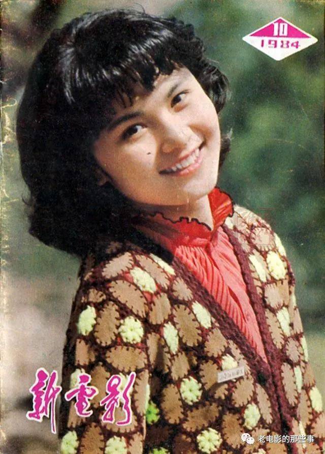 80年代23位美女明星素颜照,衣着朴素,背人造革的包,却