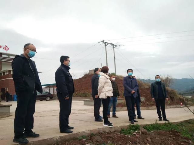 岳池县政协主席谢帮勇,副主席伍艳赴秦溪镇调研督导工作