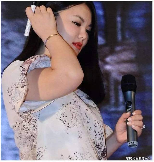 原创一胖毁所有?李湘穿收腰长裙勒出"游泳圈",网友喊话求她减肥