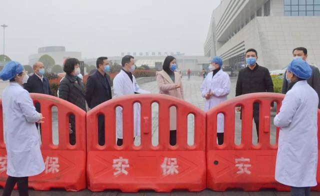 高英一行在娄星区集中医学观察点慰问一线医务人员