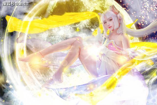 王者荣耀小姐姐绝美嫦娥cosplay作品,手捧水晶球宛如仙女