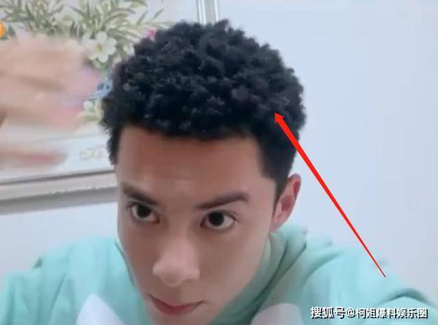 李维嘉连线王鹤棣,却意外曝光了对方的新发型,莫名的有点喜感