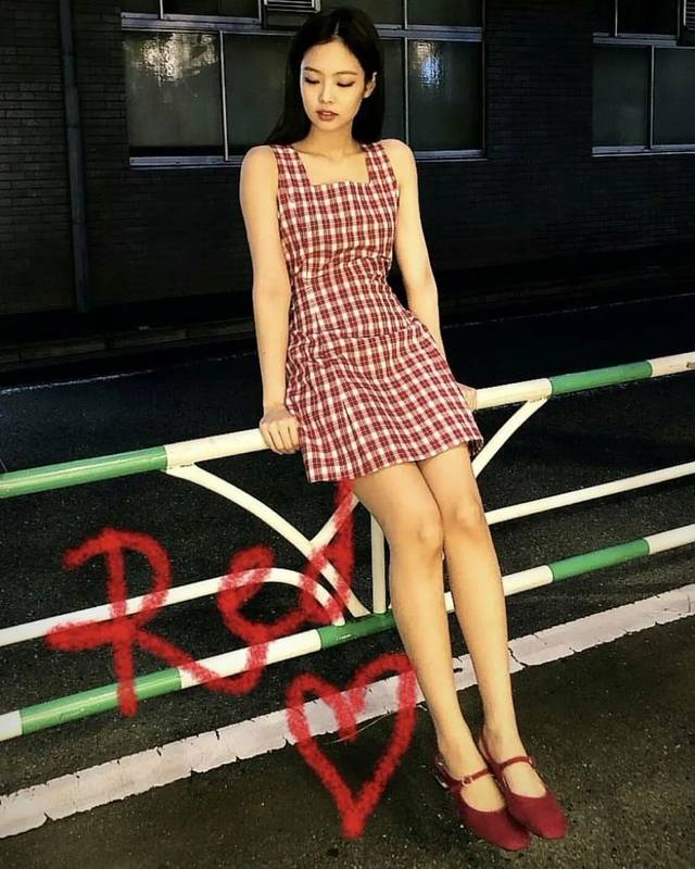 24岁就成为时尚偶像,她是怎么从邻家女孩变成"人间香奈儿"的?