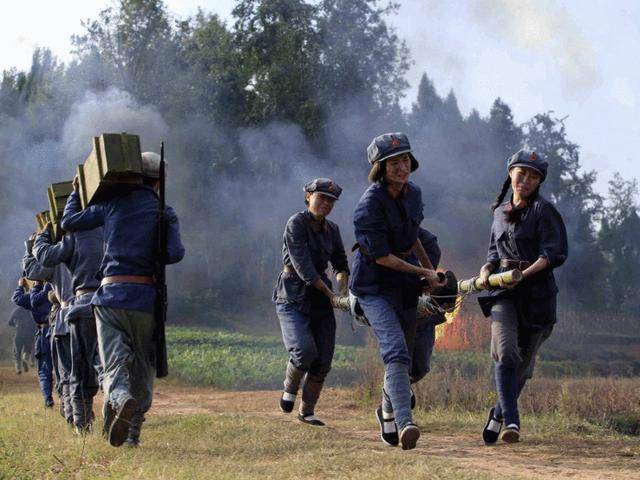 可面对敌人的围剿,曾玉只能狠心将自己的亲生骨肉遗弃.