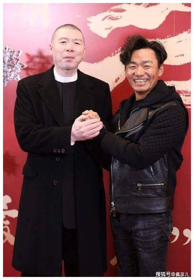 冯小刚年轻时旧照曝光,金发女郎环绕,抽雪茄派头十足