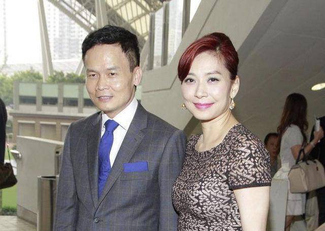 这时大家才知道, 此前邝美云和吕良伟只是举办了婚礼,并没有登记结婚
