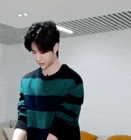 原创肖战被黑得体无完肤,王一博凭手撕生鸡表情管理失败萌化人心
