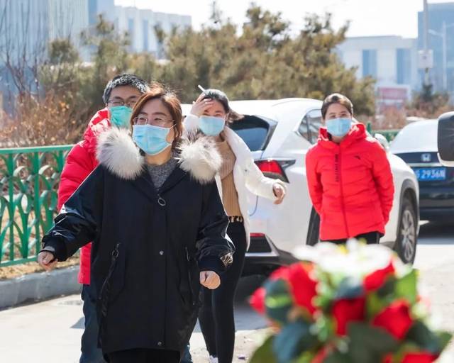 3月5日,支援张家口市传染病医院抗疫的张正宏,谢艳春,刘楠英和陈智华