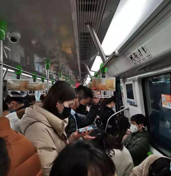 然而 车厢内依旧是 人潮涌动,熙熙攘攘